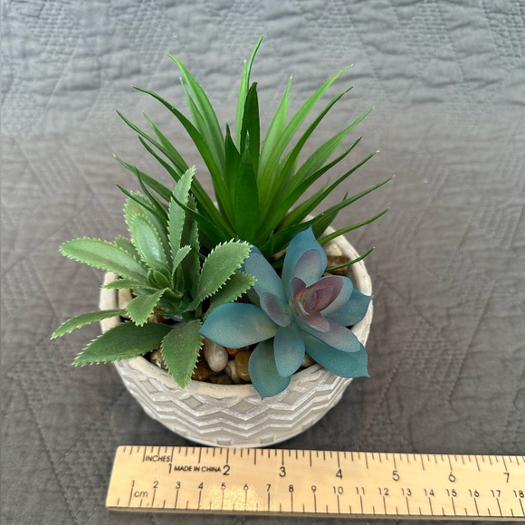 Artificial faux plant succulents with ceramic pot - Picture 7 of 8